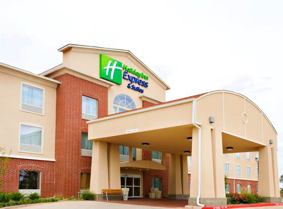 Holiday Inn Express Hotel & Suites Shamrock North, an IHG Hotel allows check-in for 18 year-old guests