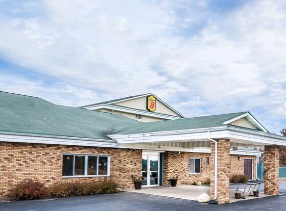 Super 8 by Wyndham Osseo WI allows check-in for 18 year-old guests
