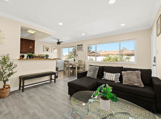 Sunny & Cheerful Near I-10 ~ Queen Beds ~ Parking allows check-in for 18 year-old guests