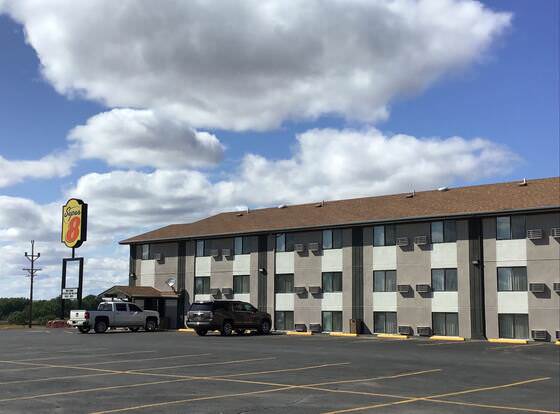 Super 8 by Wyndham Miles City allows check-in for 18 year-old guests