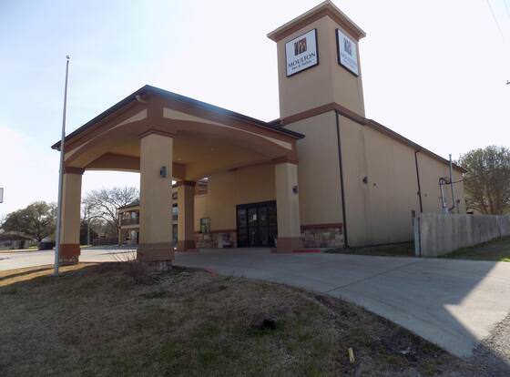 Moulton Inn & Suites allows check-in for 18 year-old guests