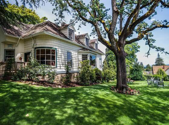 Campbell House Inn allows check-in for 18 year-old guests