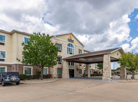 Comfort Inn & Suites Gatesville, TX allows check-in for 18 year-old guests