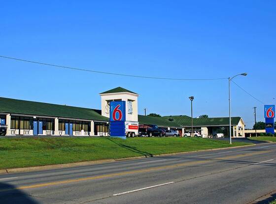 Motel 6 Sallisaw, OK allows check-in for 18 year-old guests