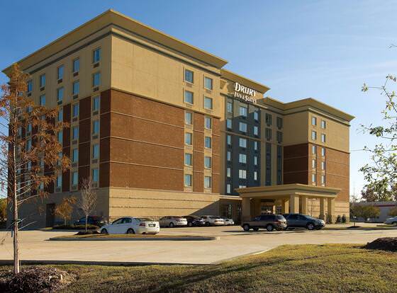 Drury Inn & Suites Baton Rouge allows check-in for 18 year-old guests