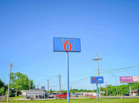 Motel 6 Atoka, OK allows check-in for 18 year-old guests