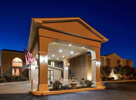 Hotel Lincoln Inn on Route 66 and near I-55 allows check-in for 18 year-old guests