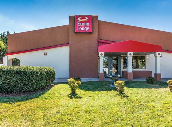 Econo Lodge allows check-in for 18 year-old guests