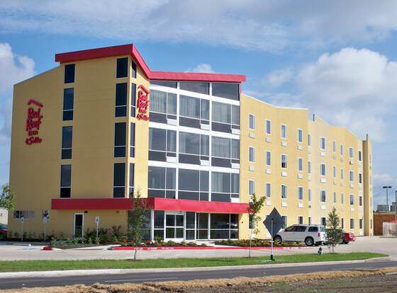 Red Roof Inn & Suites Beaumont allows check-in for 18 year-old guests