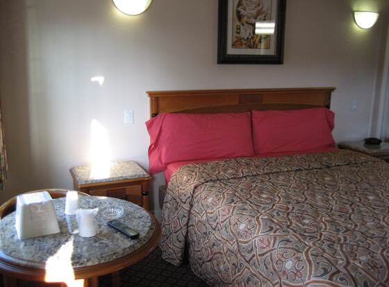 Walls Motel Long Beach allows check-in for 18 year-old guests