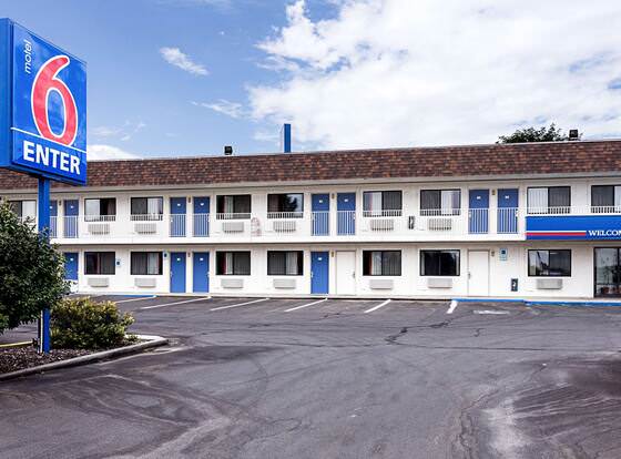 Motel 6 Ontario, OR allows check-in for 18 year-old guests