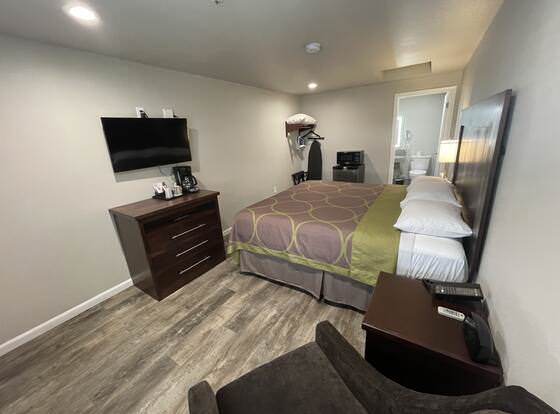 Budget Lodge Eugene allows check-in for 18 year-old guests