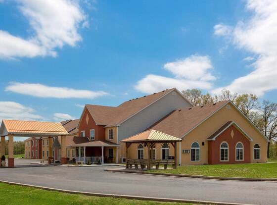 Super 8 by Wyndham Lake of the Ozarks allows check-in for 18 year-old guests