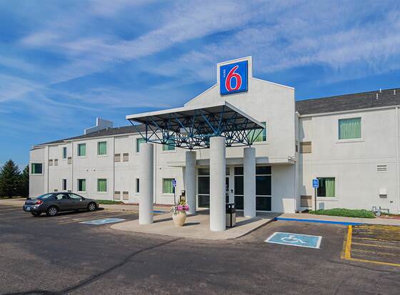 Motel 6 Wheatland, WY allows check-in for 18 year-old guests