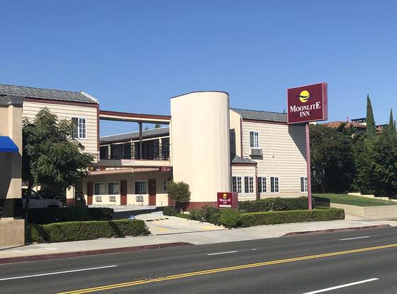 Moonlite Inn Redondo Beach allows check-in for 18 year-old guests