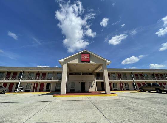 Red Carpet Inn Macon allows check-in for 18 year-old guests