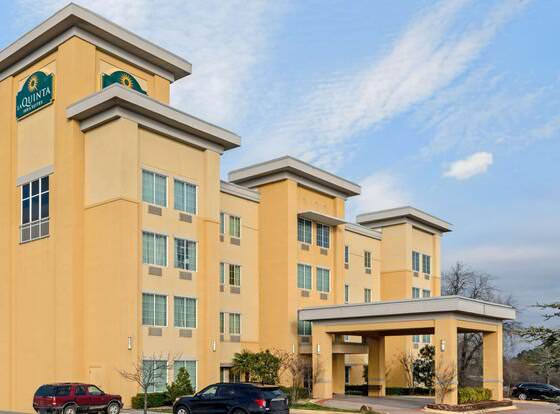 La Quinta Inn & Suites by Wyndham McAlester allows check-in for 18 year-old guests