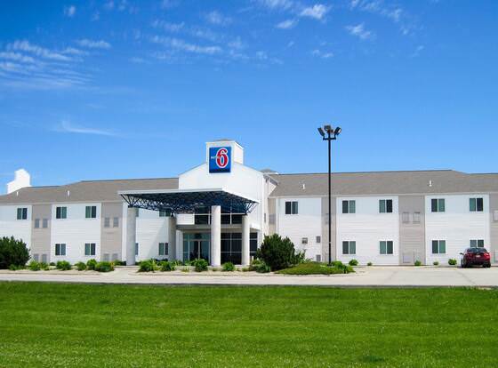 Motel 6 Avoca, IA allows check-in for 18 year-old guests
