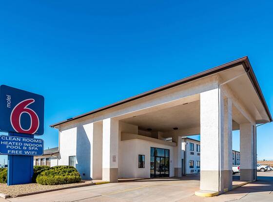 Motel 6 Winslow, AZ allows check-in for 18 year-old guests