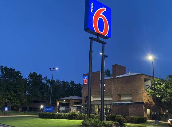 Motel 6 Oklahoma City, OK - Fairgrounds West allows check-in for 18 year-old guests
