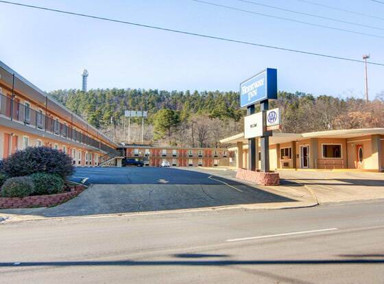 Rodeway Inn allows check-in for 18 year-old guests
