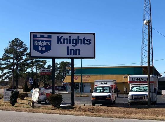 Knights Inn Selma allows check-in for 18 year-old guests