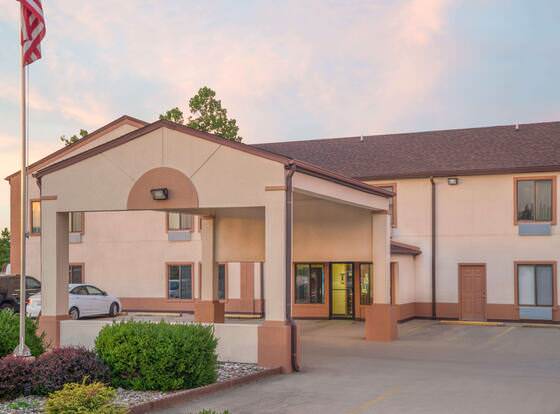 Super 8 by Wyndham Vincennes allows check-in for 18 year-old guests