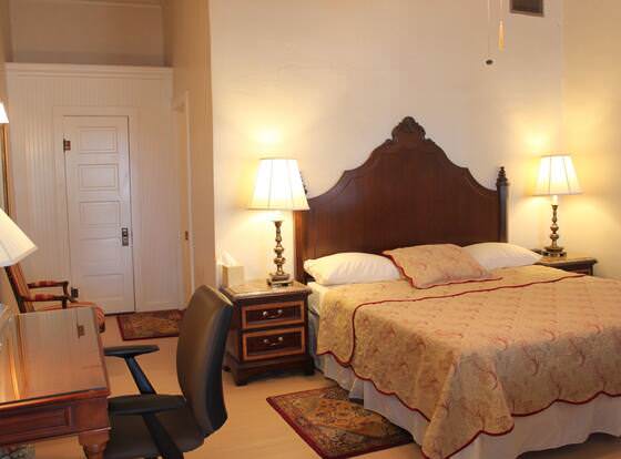 The Hotel Limpia allows check-in for 18 year-old guests