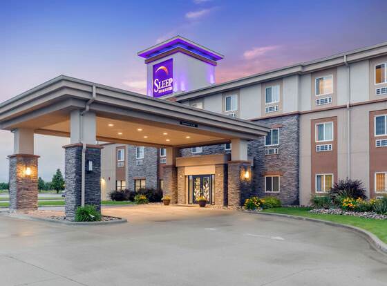 Sleep Inn & Suites Grand Forks Alerus Center allows check-in for 18 year-old guests