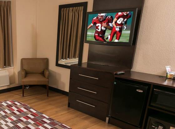 Red Roof Inn Pittsburgh - McKnight Rd allows check-in for 18 year-old guests