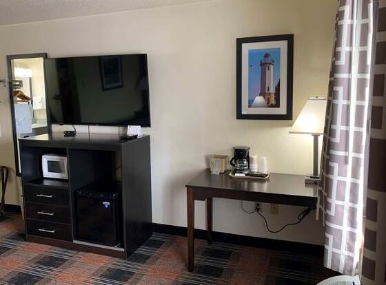 Baymont by Wyndham Waupun allows check-in for 18 year-old guests