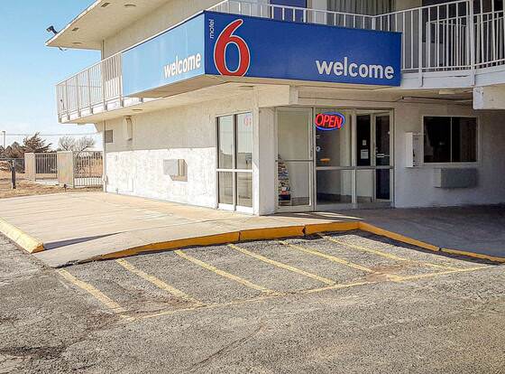 Motel 6 Goodland, KS allows check-in for 18 year-old guests