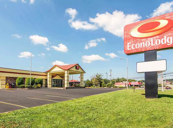 Econo Lodge Fort Payne allows check-in for 18 year-old guests