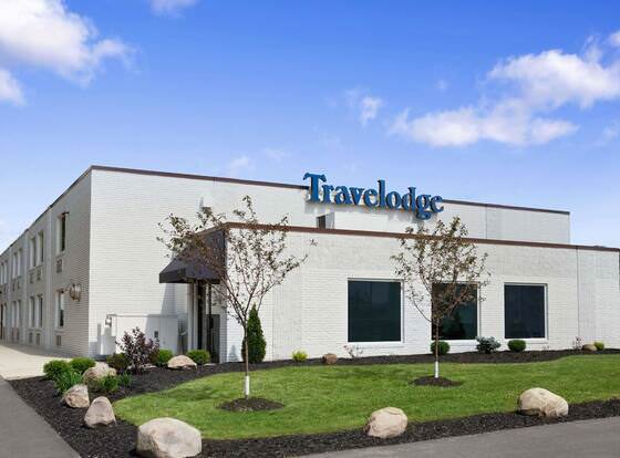 Travelodge by Wyndham Hubbard OH allows check-in for 18 year-old guests