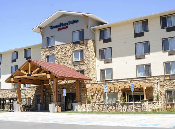 TownePlace Suites Redding allows check-in for 18 year-old guests