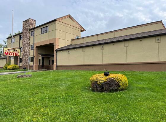 Gallery Holiday Motel allows check-in for 18 year-old guests