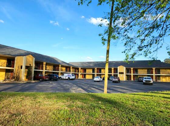 Budgetel Inn allows check-in for 18 year-old guests