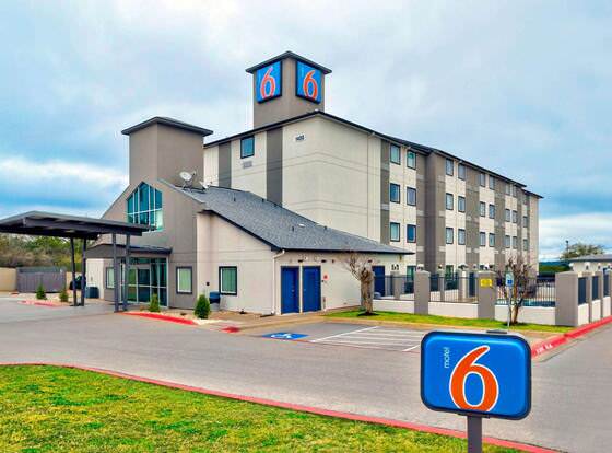 Motel 6 Marble Falls, TX allows check-in for 18 year-old guests