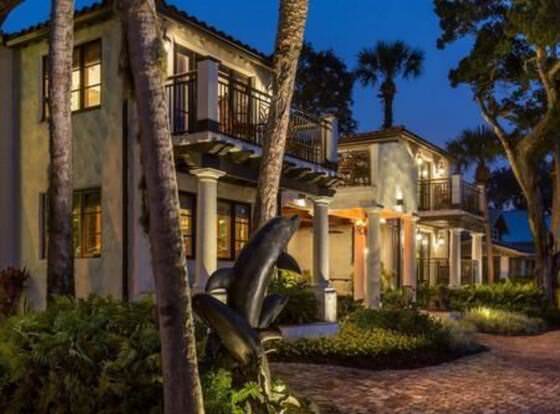 Black Dolphin Inn allows check-in for 18 year-old guests