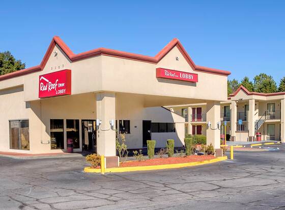Red Roof Inn Atlanta - Suwanee/Mall of Georgia allows check-in for 18 year-old guests