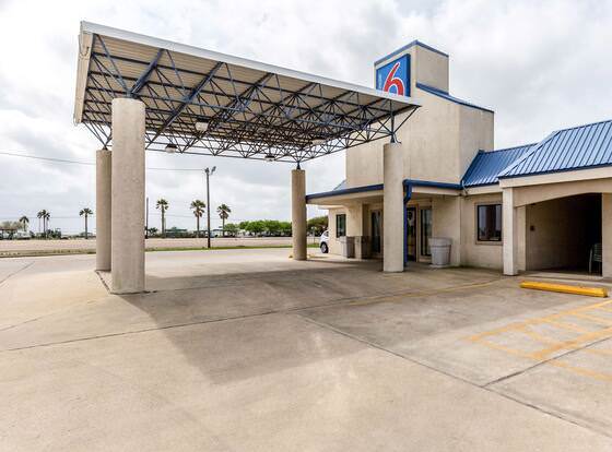 Motel 6 Port Lavaca, TX allows check-in for 18 year-old guests