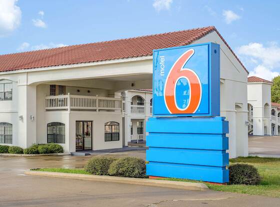 Motel 6 Canton, TX allows check-in for 18 year-old guests