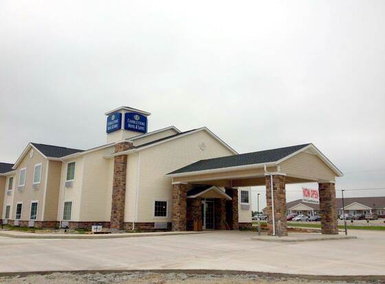 Cobblestone Hotel & Suites - Newton allows check-in for 18 year-old guests