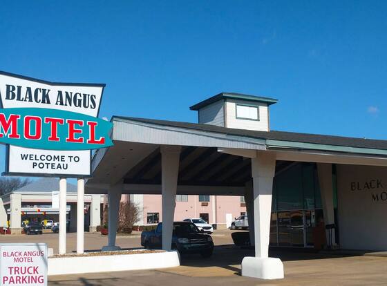 Black Angus Motel Poteau allows check-in for 18 year-old guests