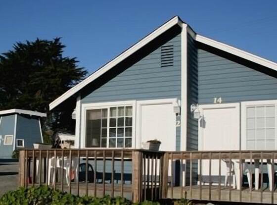 Bodega Harbor Inn allows check-in for 18 year-old guests