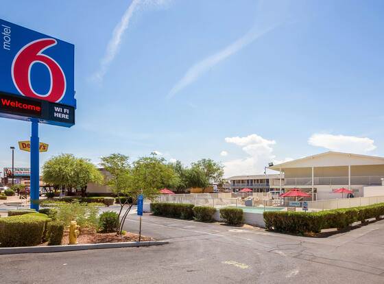 Motel 6 Youngtown, AZ - Phoenix - Sun City allows check-in for 18 year-old guests