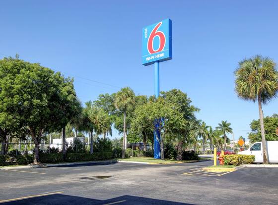 Motel 6 Lantana, FL allows check-in for 18 year-old guests