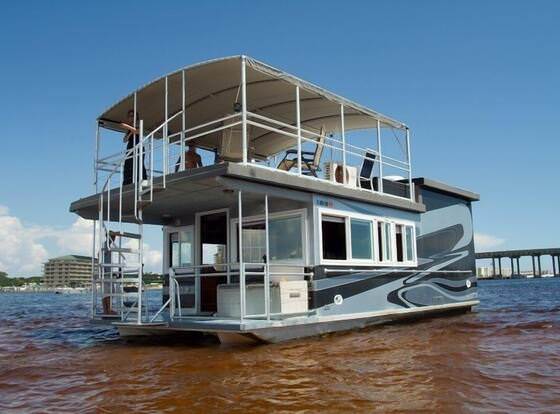 Island Houseboat allows check-in for 18 year-old guests