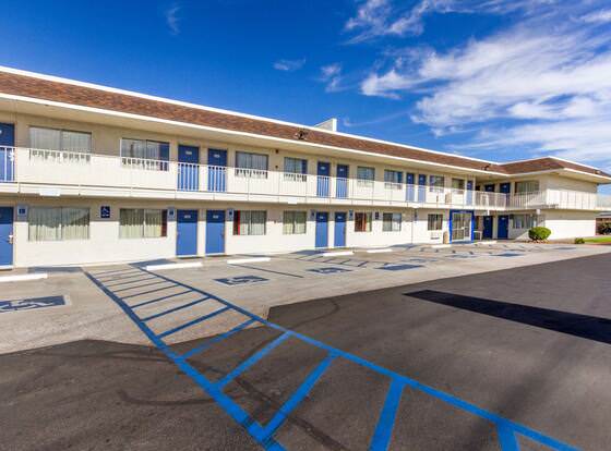 Motel 6 Phoenix North - Bell Road allows check-in for 18 year-old guests