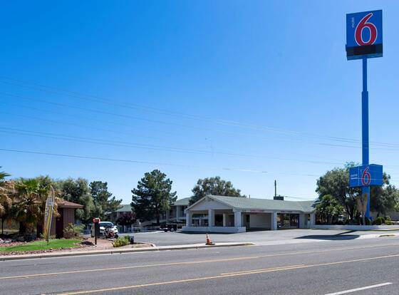 Motel 6 Kingman, AZ - Route 66 West allows check-in for 18 year-old guests